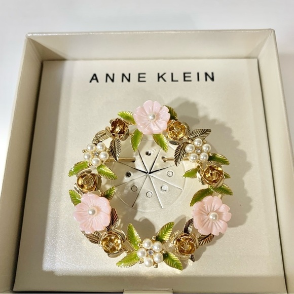 NWT gold toned Chrystal and imitation pearl wreath pin - Picture 7 of 12